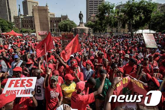 남아공 야당 야당 경제자유전사(EFF)의 지지자들이 2일(현지시간) 프리토리아에서 제이콥 주마 대통령의 퇴진을 요구하고 있다. © AFP=뉴스1