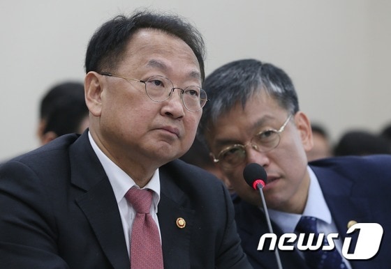 유일호 부총리 겸 기획재정부 장관(왼쪽)과 최상목 1차관./뉴스1 © News1 송원영 기자