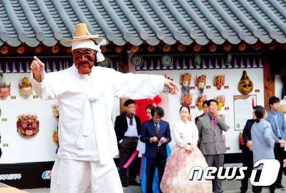 세계탈문화예술연맹이 안동하회별신굿 탈놀이를 하는 모습. /뉴스1 © News1
