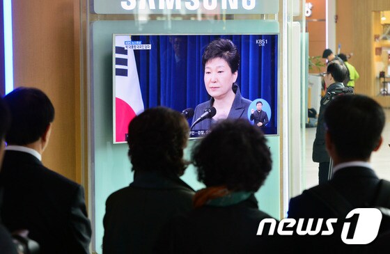 지난 4일 오전 서울역에서 시민들이 TV브라운관을 통해 박근혜 대통령의 대국민담화 생중계를 지켜보고 있다.. 2016.11.4/뉴스1 © News1 최현규 기자