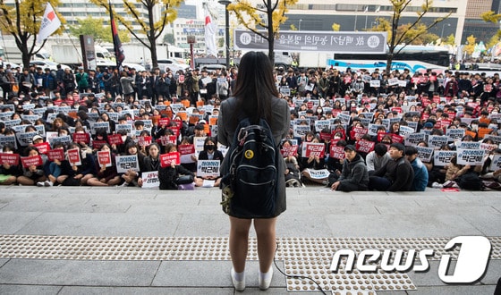 중고생들이 5일 서울 종로구 세종문화회관 앞에서 집회를 열고 박근혜 대통령의 하야를 촉구하고 있다. 2016.11.5/뉴스1 © News1 유승관 기자