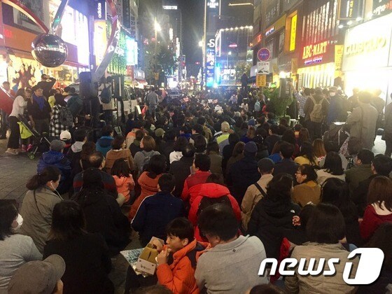 5일 오후 부산 서면 쥬디스태화 앞에서 열린 '박근혜하야 시국집회'에서 시민들이 