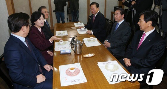 추미애-대선주자 5인 회동…"최순실 사태 해법 논의"