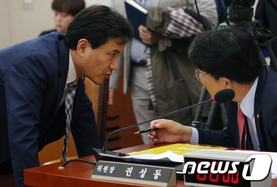 권성동 국회 법제사법위원장과 김진태 새누리당 간사.© News1 손형주 기자