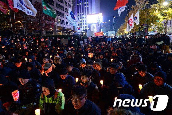 8일 저녁 서울 청계광장에서 열린 '박근혜 대통령 하야 촉구 촛불집회'에서 시민들이 촛불과 손피켓을 들고 박근혜 대통령의 퇴진을 촉구하고 있다. 2016.11.8/뉴스1 © News1 임세영 기자