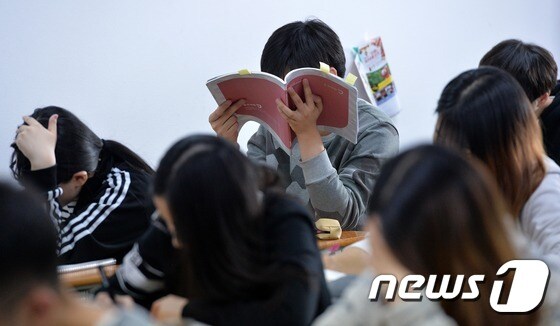 서울 동작구 노량진종로학원에서 수험생들이 수능 공부를 하고 있다./뉴스1 © News1