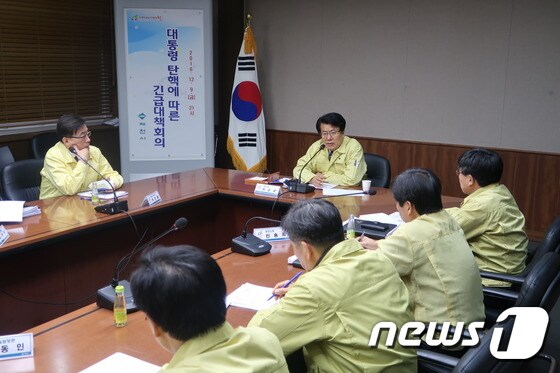 이근규  제천시장이(왼쪽에서 두번째)  9일  오후 9시  탄핵안 가결과  관련해  긴급  간부회의를 주재하고 있다.© News1