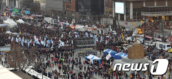 박근혜 대통령 국회탄핵 가결이후 첫 주말집회가 열리고 있는 10일 오후 시위참가자들이 대통령 즉각 퇴진구호를 외치며 청운동 동사무소를 향해서 행진을 하고 있다.2016.12.10/뉴스1 © News1 사진공동취재단