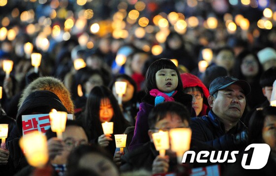 10일 오후 전북 전주시 충경로 사거리에서 열린 제5차 도민 총궐기에 참석한 시민들이 촛불을 들며 구호를 외치고 있다.2016.12.10/뉴스1 © News1 문요한 기자