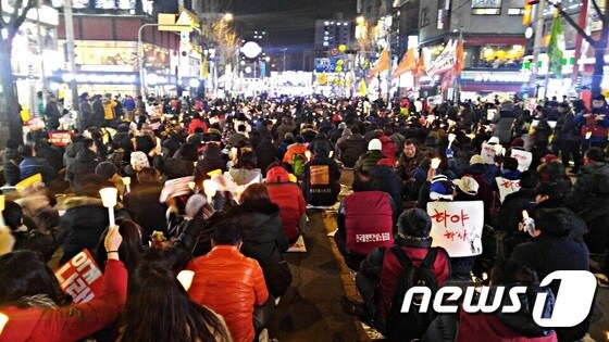박근혜 대통령 탄핵소추안이 가결되고 첫 주말 촛불집회가 열린 10일 부평시장에 모인 인천시민들이 촛불을 밝히고 있다. © News1 이정용 기자