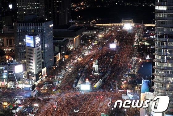 박근혜 대통령에 대한 국회 탄핵 가결 이후 처음 촛불집회가 열린 10일 오후 서울 광화문 광장에서 촛불을 든 시민들이 청와대 방향으로 이동하고 있다.2016.12.10/뉴스1 © News1 사진공동취재단