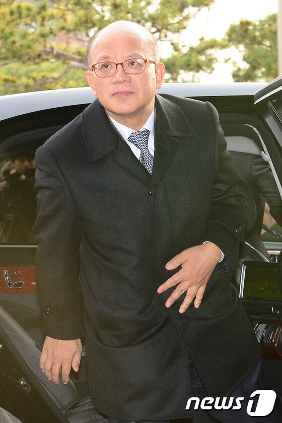 박한철 헌법재판소장 '재판관회의 참석 위해 출근'