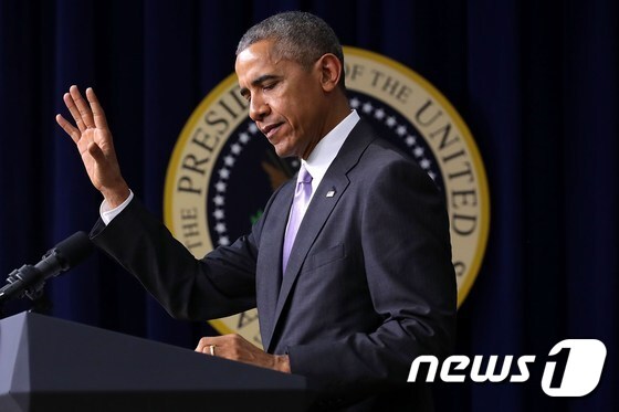 버락 오바마 미국 대통령이 13일 (현지시간) 워싱턴 아이젠하워 행정동 빌딩에서 상원을 통과한 '21세기 치유법안’에 서명하기 전에 연설을 하고 있다. © AFP=뉴스1