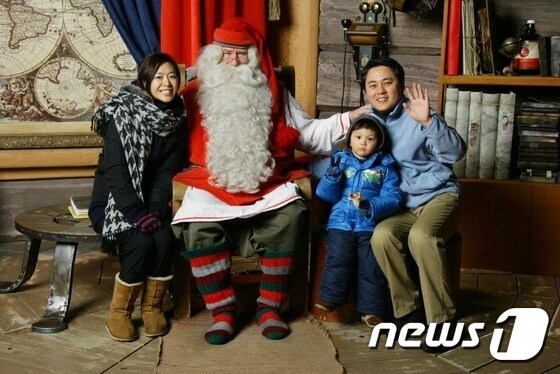 로바니에미의 산타클로스와 함께한 김동환 지사장 가족.(이미지제공=김동환 지사장)© News1