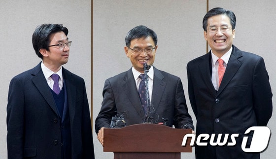 박근혜 대통령측 탄핵 심판 법률대리인단인 손범규(오른쪽)·채명성(왼쪽)·이중환  변호사. © News1 박지혜 기자
