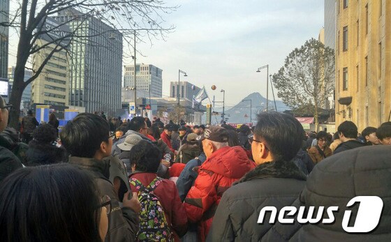 지난 3일 서울 종로구 광화문 광장 일대를 가득 메운 시민들(허영일씨 제공)© News1