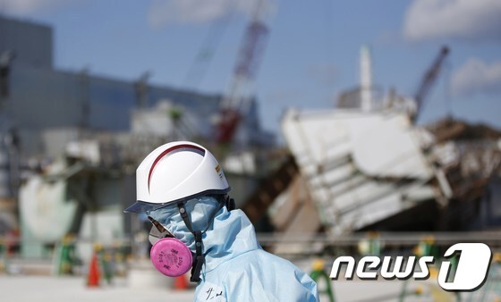 일본 후쿠시마 제1원전 앞을 지나가고 있는 원전운영사 도쿄전력의 한 직원. © AFP=뉴스1