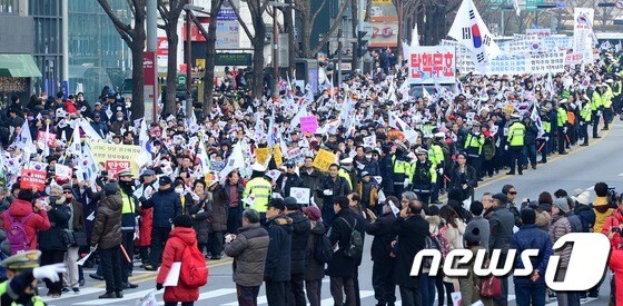 '탄핵무효' 태극기 행진