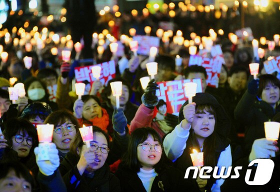 17일 오후 전북 전주시 충경로 사거리에서 열린 제6차 전북도민총궐기에 참석한 사람들이 촛불을 들고 있다.2016.12.17/뉴스1 © News1 문요한 기자