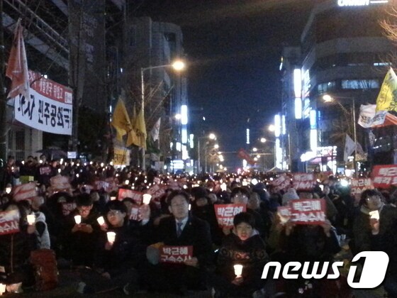 이재명 성남시장(가운데)이 시민들과 함께 촛불을 들고 집회에 참가하고 있다.© News1