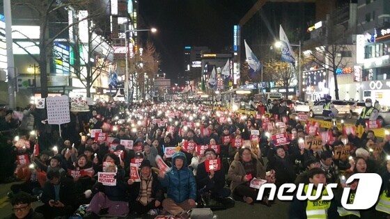 17일 오후 7시께 부산 서면중앙대로에 모인 시민 5만여명이 촛불과 플래카드를 흔들며 '박근혜 즉각퇴진' 구호를 외치고 있다.© News1