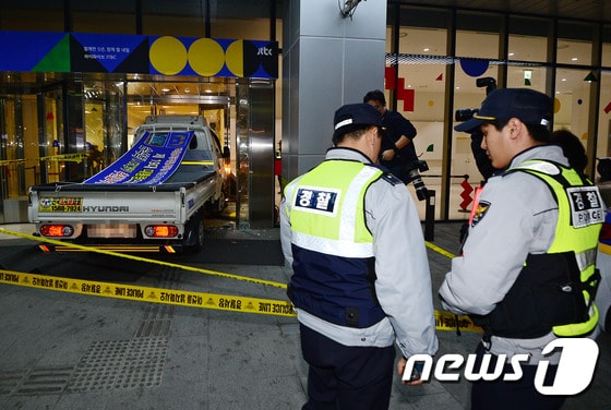 19일 오후 40대로 보이는 남성이 4톤 트럭을 몰고 서울 마포구 JTBC사옥으로 돌진해 경찰이 현장을 통제하고 있다. 2016.12.19/뉴스1 © News1 박세연 기자