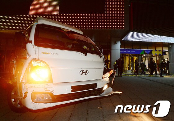 19일 오후 경찰이 40대로 보이는 남성이 1톤 트럭을 몰고 서울 마포구 JTBC사옥으로 돌진한 사고현장에서 차량을 빼고 있다. 2016.12.19/뉴스1 © News1 박세연 기자