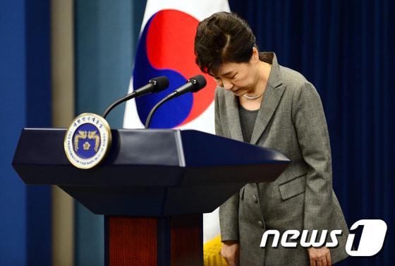 박근혜 대통령이 지난해 11월29일 오후 청와대 춘추관에서 '최순실 국정농단 사태'에 대해 국민들에게 사과하는 제3차 대국민담화 발표를 마친뒤 고개숙여 인사하고 있다.  © News1 이광호 기자