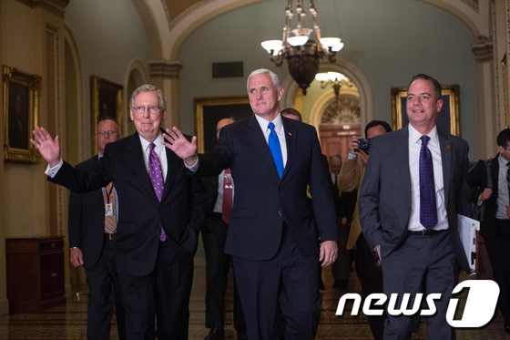 (왼쪽부터)미치 맥코넬 미 상원 원내대표, 마이크 펜스 부통령 당선인, 레인스 프리버스 백악관 비서실장 내정자 © AFP=뉴스1