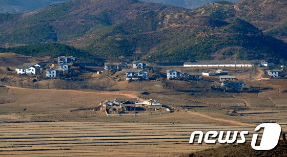 2일 경기 파주 오두산 통일전망대에서 바라본 북한 황해북도 개풍군 마을이 고요하다. 2016.12.2/뉴스1 © News1 안은나 기자