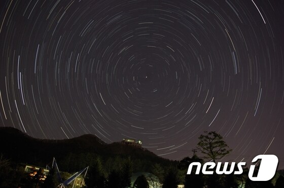 '송암스페이스센터'에서의 별 관측 모습.(사진제공=경기관광공사)/© News1 DB