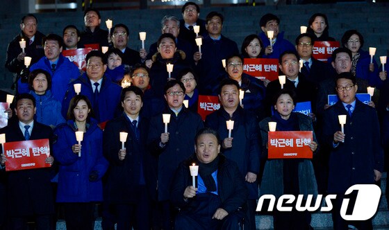더불어민주당 의원들이 2일 오후 본회의를 앞두고 서울 여의도 국회 앞에서 박근혜 대통령 탄핵을 촉구하며 촛불을 들고 있다. 2016.12.2/뉴스1 © News1 안은나 기자