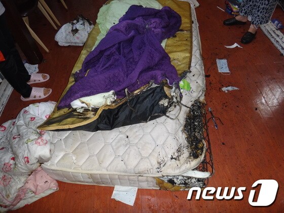 20일 오전 3시 15분께 부산 해운대구의 한 빌라에서 전기장판을 깔고 누워자던 정모양(16)의 방에서 불이나 5여분만에 진화됐다. (부산소방본부제공)© News1