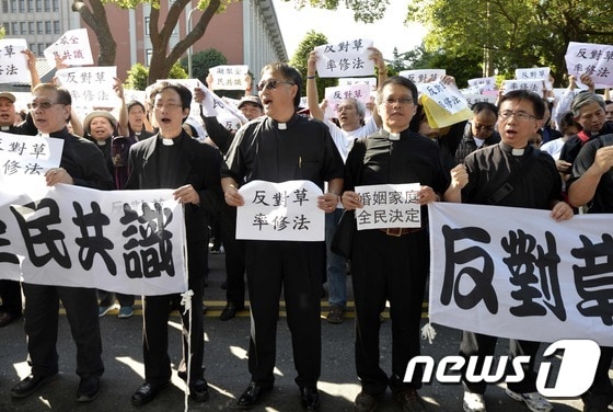 17일(현지시간) 대만 타이페이 입법원(국회) 앞에서 성직자들이 동성결혼 합법화에 반대하는 시위를 벌이고 있다. © AFP=뉴스1