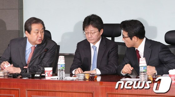왼쪽부터 김무성 자유한국당 의원, 유승민 바른미래당 전 대표, 정병국 바른미래당 의원.. 뉴스1 © News1 허경 기자