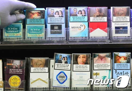 서울 한 편의점에서 경고그림이 부착된 담배 제품./뉴스1 © News1 최현규 기자