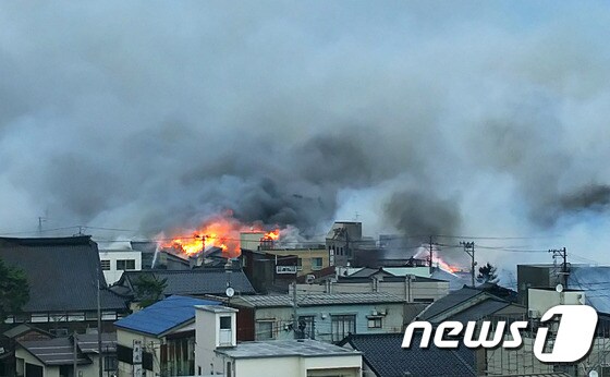 22일 대형 화재가 발생한 일본 니카타현 이토이가와시 일대. © AFP=뉴스1