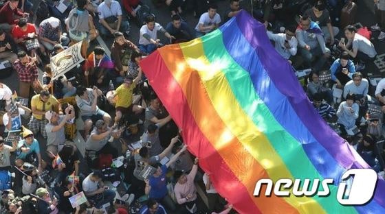 26일(현지시간) 대만 입법회 상임위원회에서 동성결혼 법제화 추진 법안이 통과되자 동성결혼을 지지하는 단체 회원들이 환호하고 있다. (사진출처=대만 중앙통신) © News1