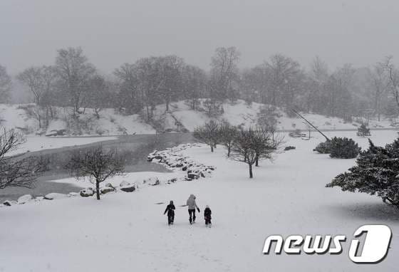 17일(현지시간) 미국 코네티컷주 브루스 공원에 눈이 쌓여 있다. © AFP=뉴스1