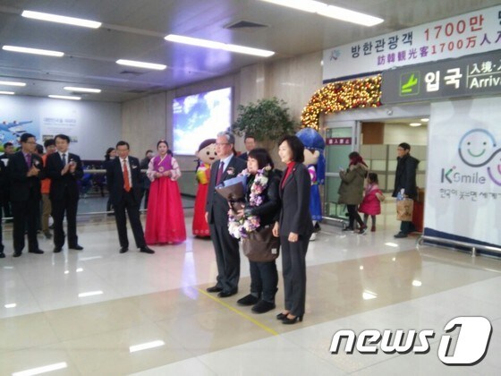 조윤선 장관(오른쪽)이 27일 김포공항에서 1700만번째 방한하는 일본 관광객과 기념촬영을 하고 있다. © News1
