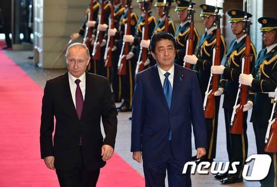 블라디미르 푸틴 러시아 대통령(왼쪽)과 아베 신조 일본 총리는 12월 16일 도쿄에서 정상회담을 가졌다. © AFP=뉴스1