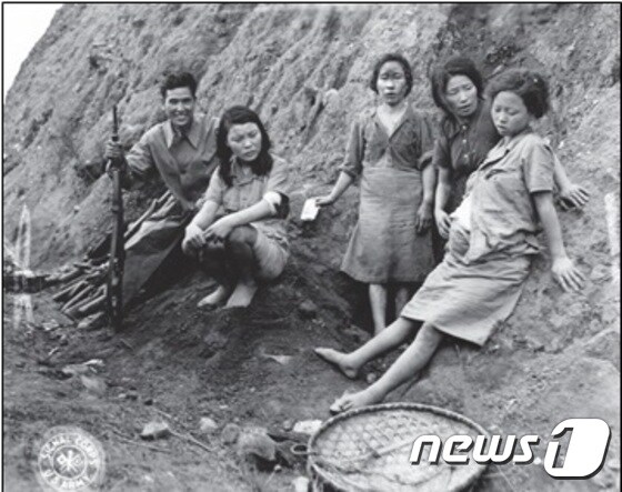 연합군이 중국쑹산 위안소에서 살아남은 위안부’들과 찍은 사진. 1944년 9월 7일, 햇필드(Hatfield) 이병이 촬영한 사진으로 오른쪽 임신한 여성이 박영심이다. 아이는 곧 사산됐다고 한다.(서울시 제공) 2016.12.29© News1