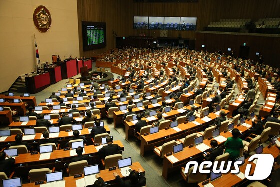 지난달 29일 서울 여의도 국회에서 원내4당 체제로 재편된 후 첫 본회의가 열리고 있다. 2016.12.29/뉴스1 © News1 허경 기자