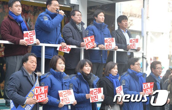 박근혜 퇴진 촉구 거리 홍보 펼치는 '촛불홍보단'