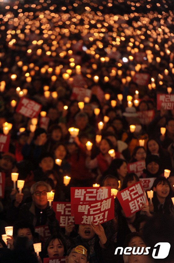 3일 오후 광주 동구 금남로 일원에서 열린 6차 촛불집회에서 시민들이 초와 피켓을 들고 박근혜 대통령 퇴진을 촉구하고 있다. 2016.12.3/뉴스1 © News1 황희규 기자