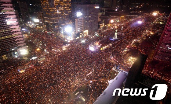지난 3일 오후 서울 광화문 광장 일대에서 열린 '박근혜 대통령의 하야'를 촉구 촛불집회 참석자들이 촛불을 높이 들고 있다. /뉴스1 © News1 사진공동취재단