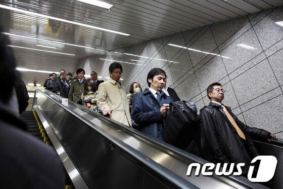 일본 도쿄의 직장인들. © AFP=뉴스1