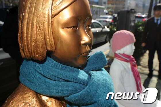 부산 일본총영사관 앞의 일본군 위안부 소녀상(자료사진)( © News1