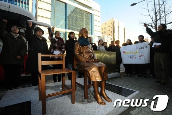 부산 일본총영사관 앞에 설치된 일본군 위안부 피해자를 상징하는 '평화의 소녀상'(자료사진) © News1