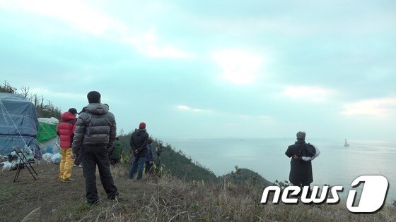 세월호 유가족들이 전남 진도군 동거차도에서 세월호 인양작업을 지켜보고 있다.  (4.16연대 제공) © News1